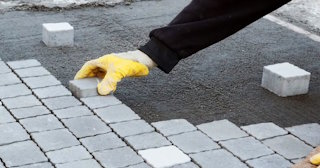 Монтаж тротуарной плитки на даче в Валуйках в октябре