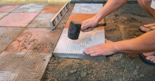 Укладка тротуарной плитки на основание в Валуйках в октябре