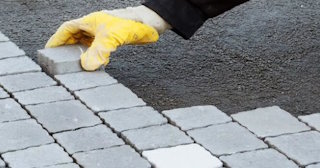 Укладка брусчатки в Валуйках - цена от 852 руб. за м2 | ТротуарнаяПлитка