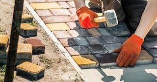 Укладка брусчатки «старый город» три цвета в Валуйках в октябре
